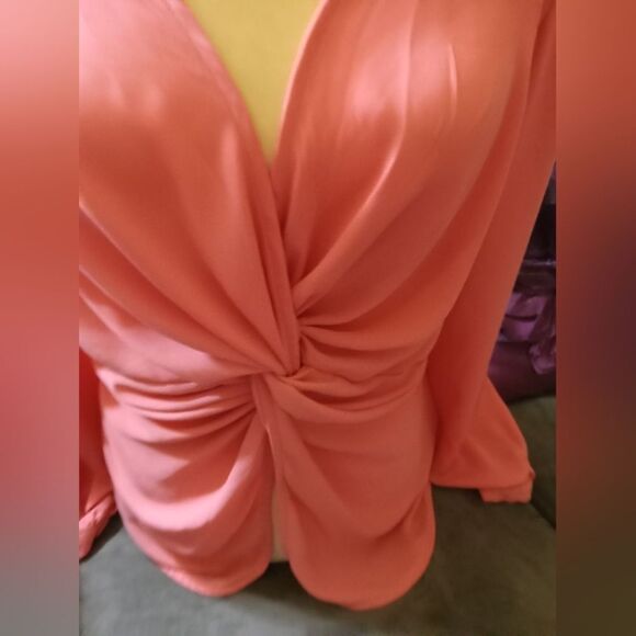 PEACH heaven. Lovely knotted blouse with elegant flair. - Picture 4 of 4